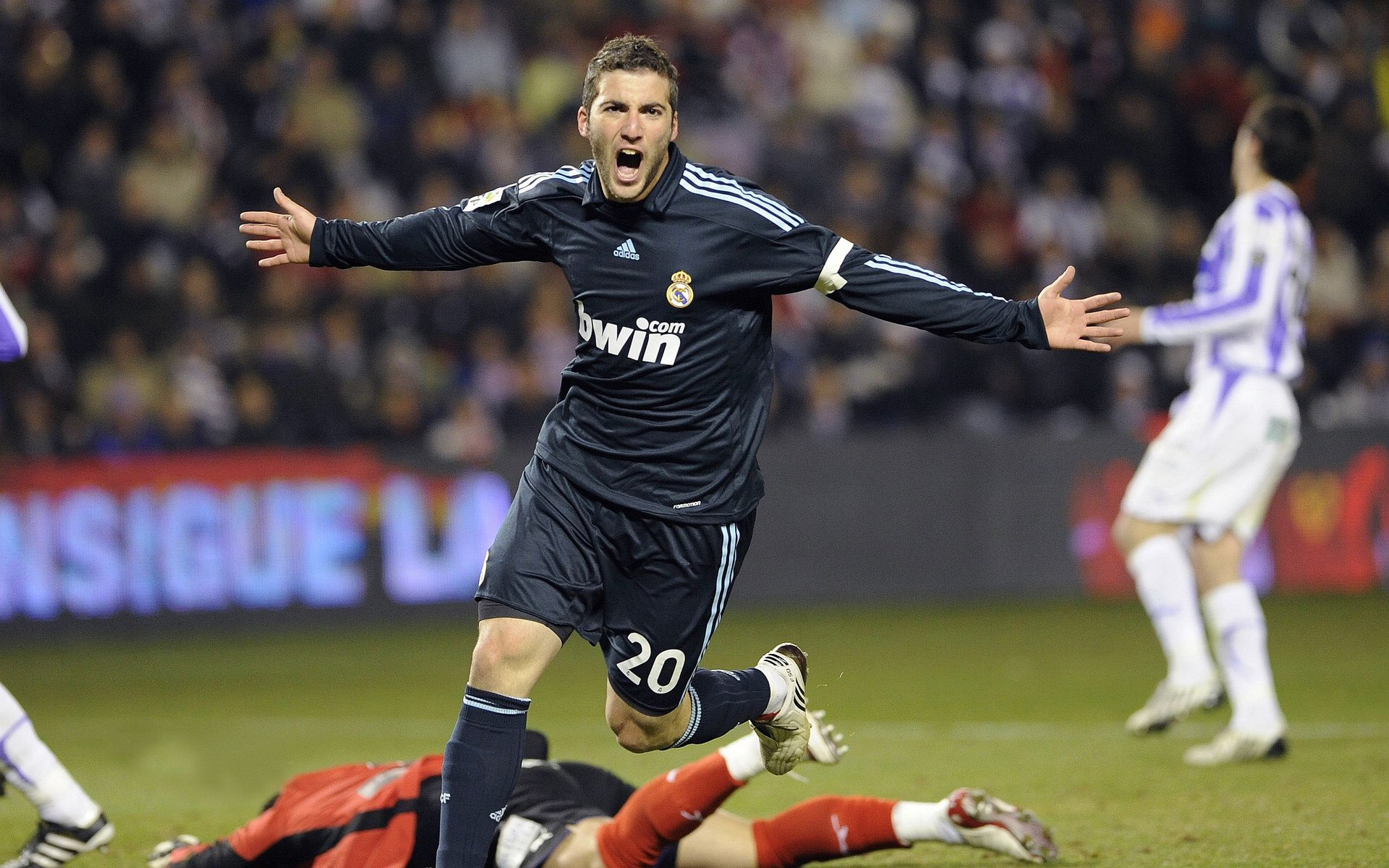 米兰体育官网下载-中超球队内部竞争激发潜能，中超俱乐部的发展